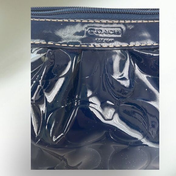 COACH NAVY PATENT WRISTLET - Picture 4 of 7